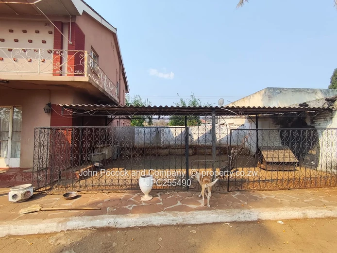 Malindela 5 Bedroom Home – Renovators Dream