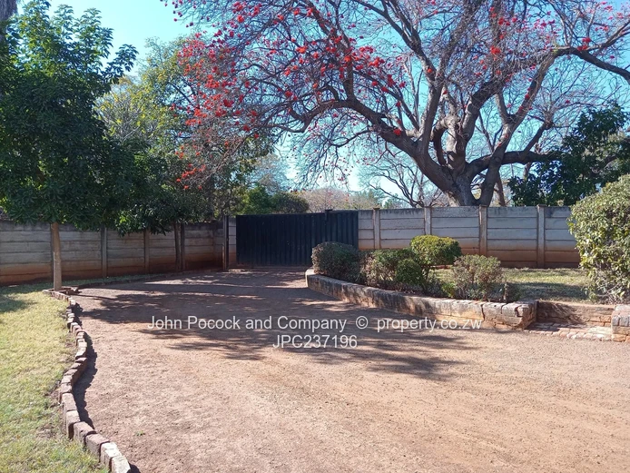 Kumalo: 3-Bed Home, Pool, Borehole & Garden