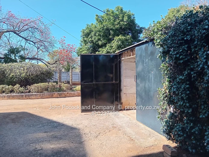 Kumalo: 3-Bed Home, Pool, Borehole & Garden