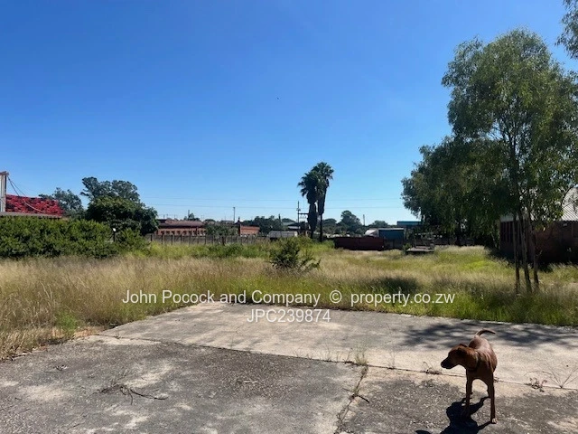 Warehouse/ factory with large yard space (Sole Mandate)